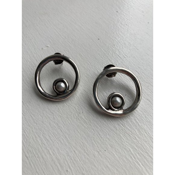 Uno de 50 DIVINE Earrings Pearl in Silver Plated Hoop 1 1/8" - Picture 3 of 4